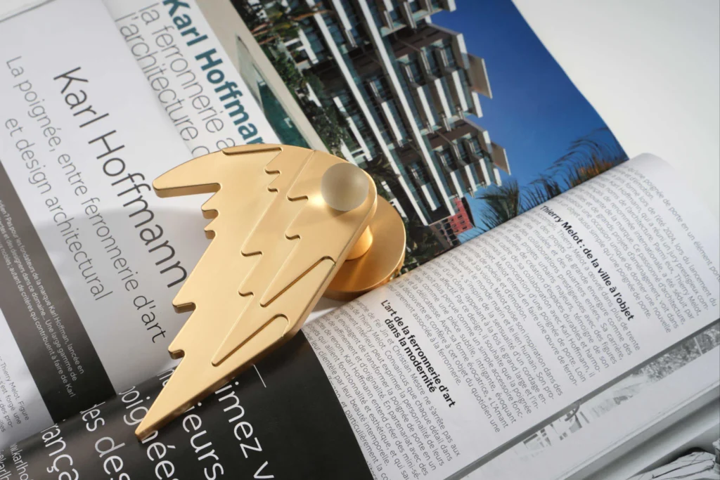 Poignée de porte design moderne sur le thème de l'océan doré