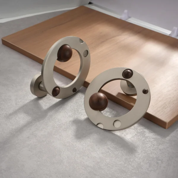 Poignée de porte design en nickel satiné et noyer noir