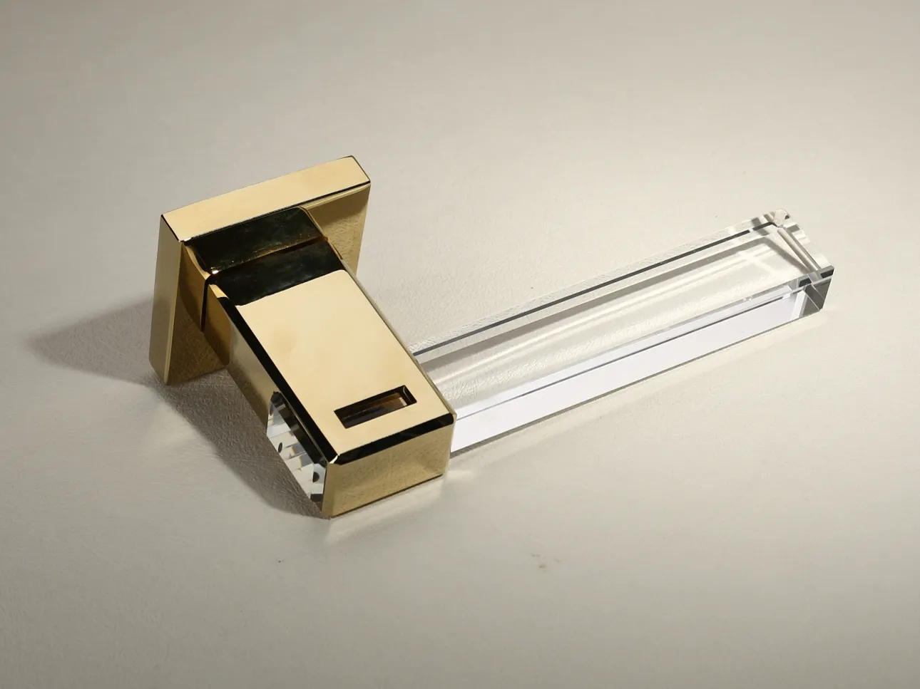 Design minimaliste et lumière du cristal sur une poignée de porte de luxe