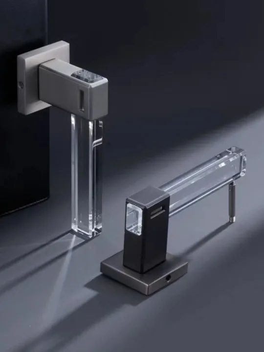 Poignée de porte en cristal au design architectural contemporain