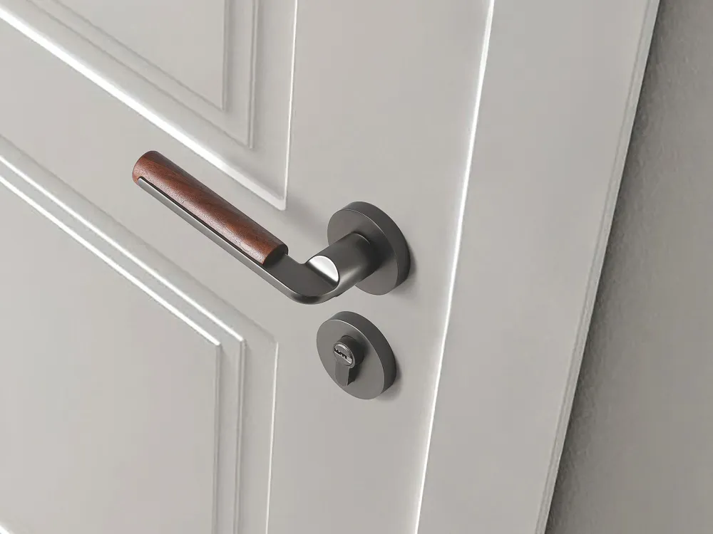 Poignée de porte en noyer LILY installée dans un intérieur moderne