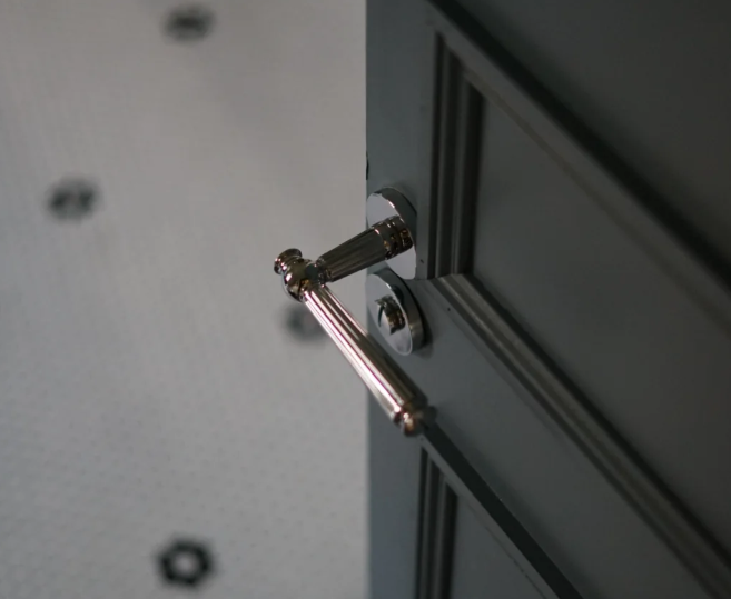 Poignée de porte vintage assortie à une porte en bois
